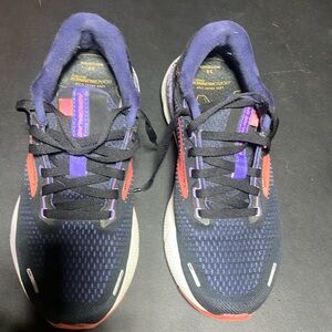 Women’s Brooks 7.5